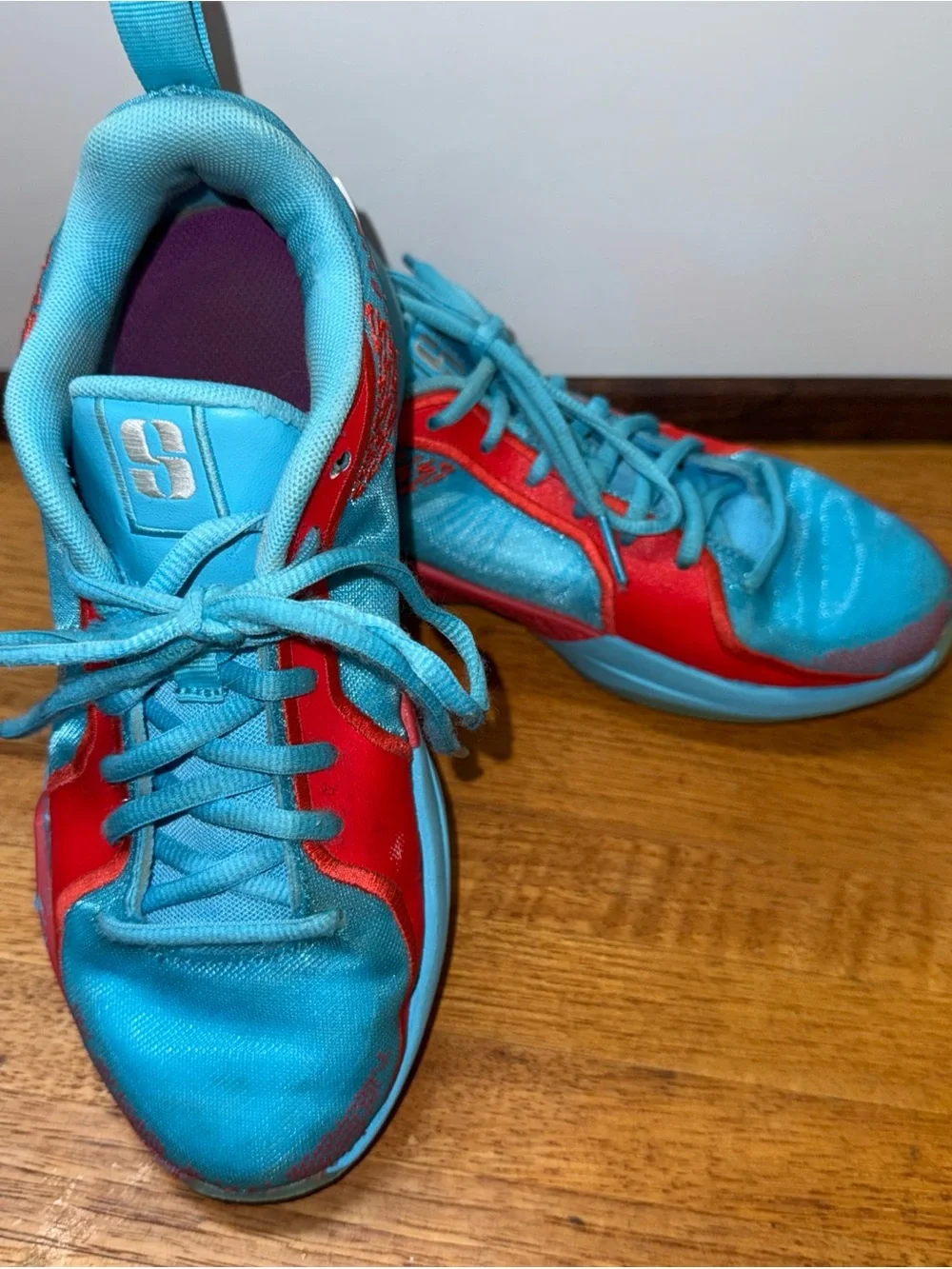 Nike Kids Low-Top Sneakers in Turquoise and Red with White Swoosh
